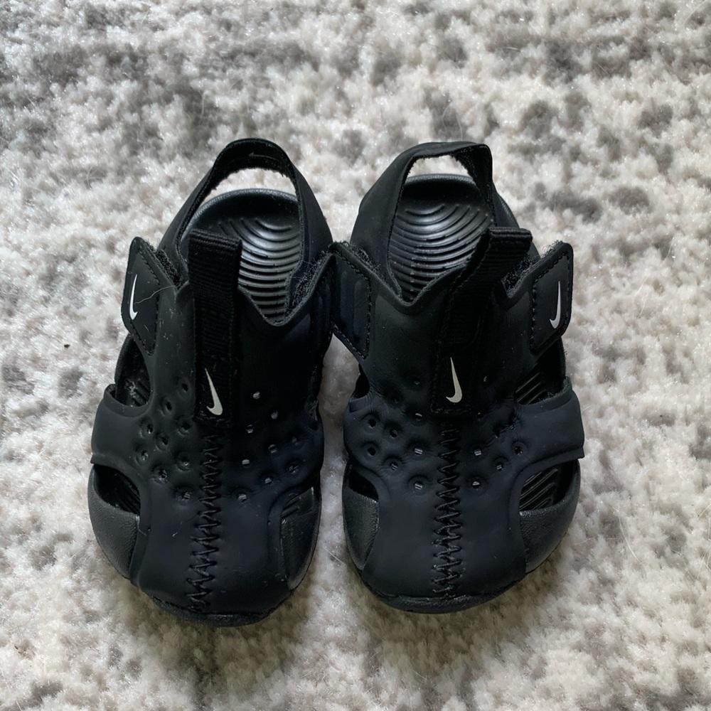 NWOT NIKE Sandals 3C